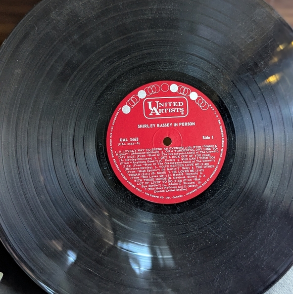 ✌🏼2/$20✌🏼Shirley Bassey "In Person" 1965 Vinyl - Picture 5 of 8